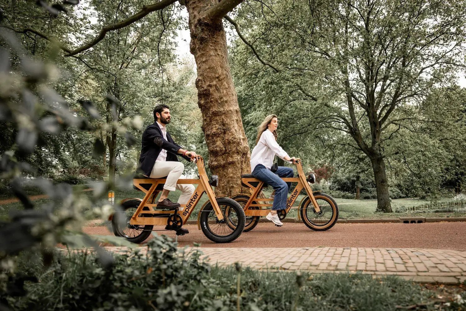 Stadspark in tegenlicht — duurzaam design Nederland, lifestyle elektrisch vervoer